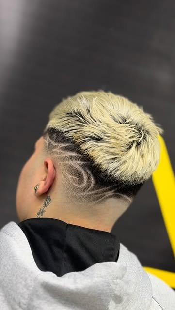 Pelo decolorado con diseño de líneas en el lateral